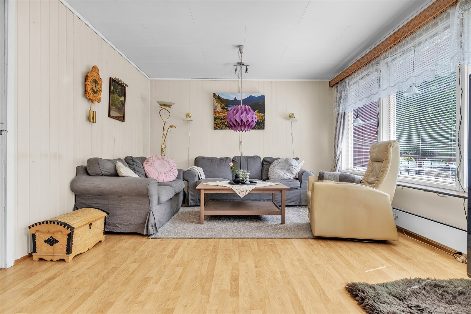 Stuen har god plass til en romslig sofagruppe. Galleribilde
