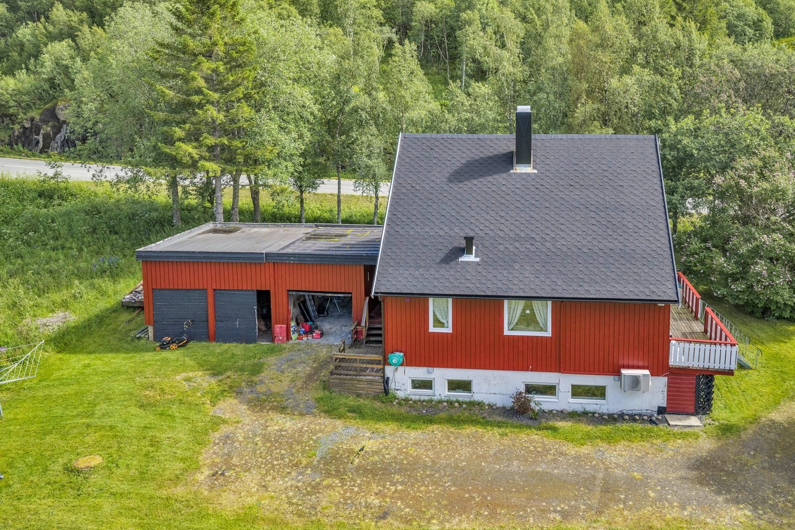 Her har du en innholdsrik bolig med mange muligheter og godt potensial. Galleribilde