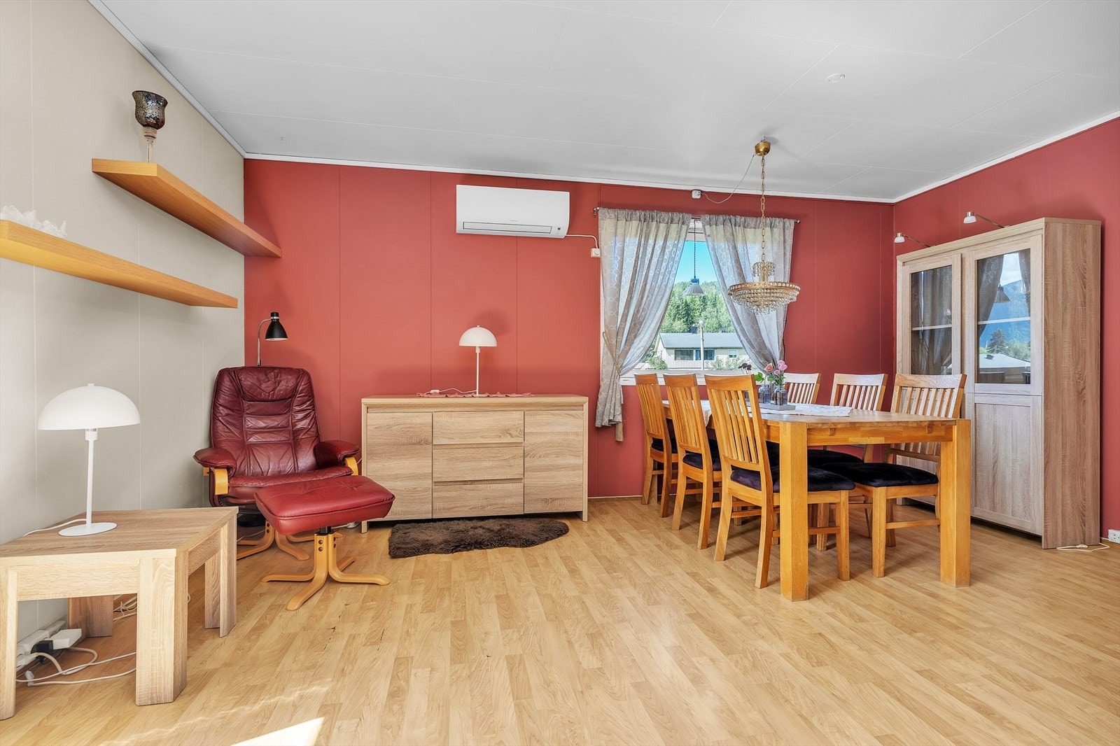 Spisestuen har god plass til langbord for sosiale sammenkomster. Galleribilde