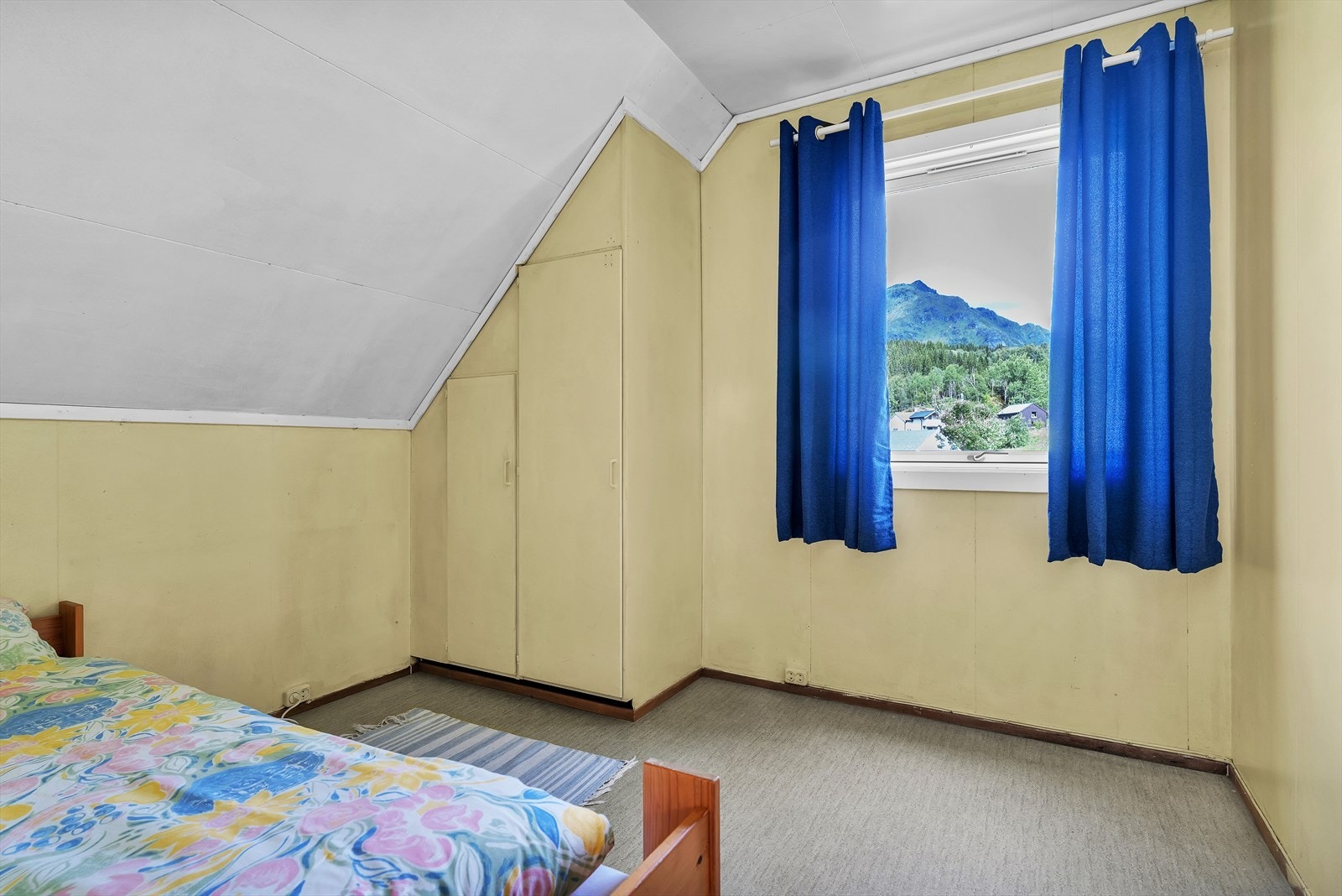 Et av de fire soverommene, med plass til seng og oppbevaring. Galleribilde