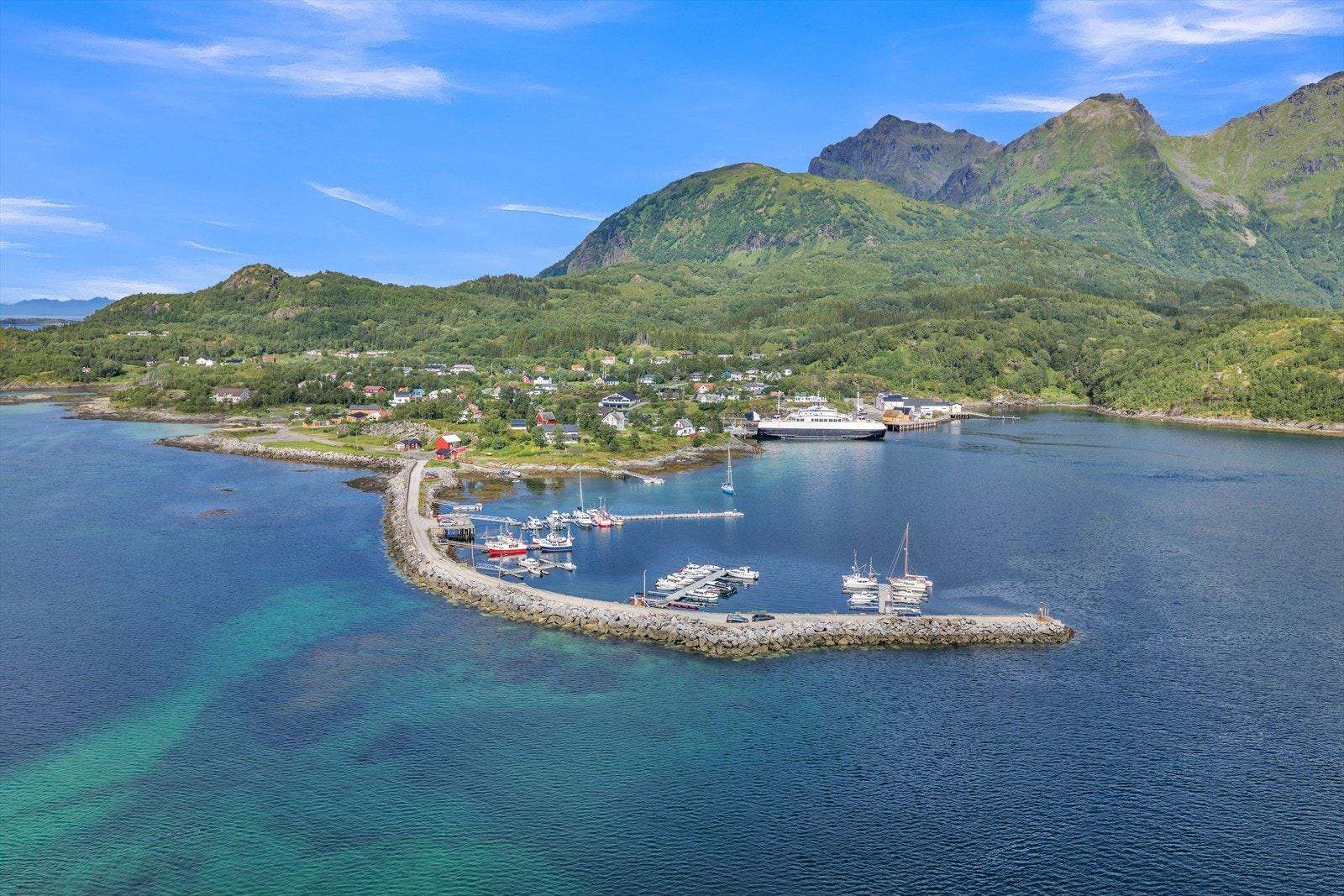 Skutvik byr på et aktivt kystmiljø med havn og muligheter for båtliv. Galleribilde