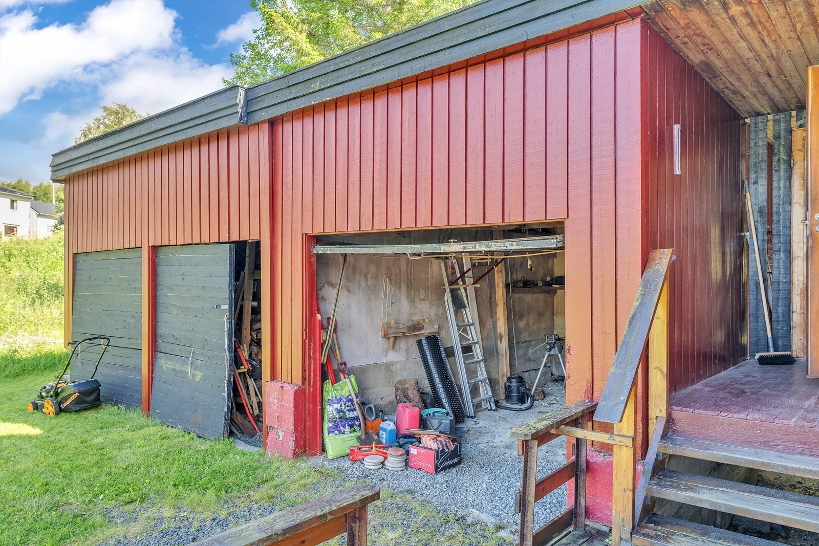 Garasje og vedbod på til sammen ca. 45 m². Galleribilde