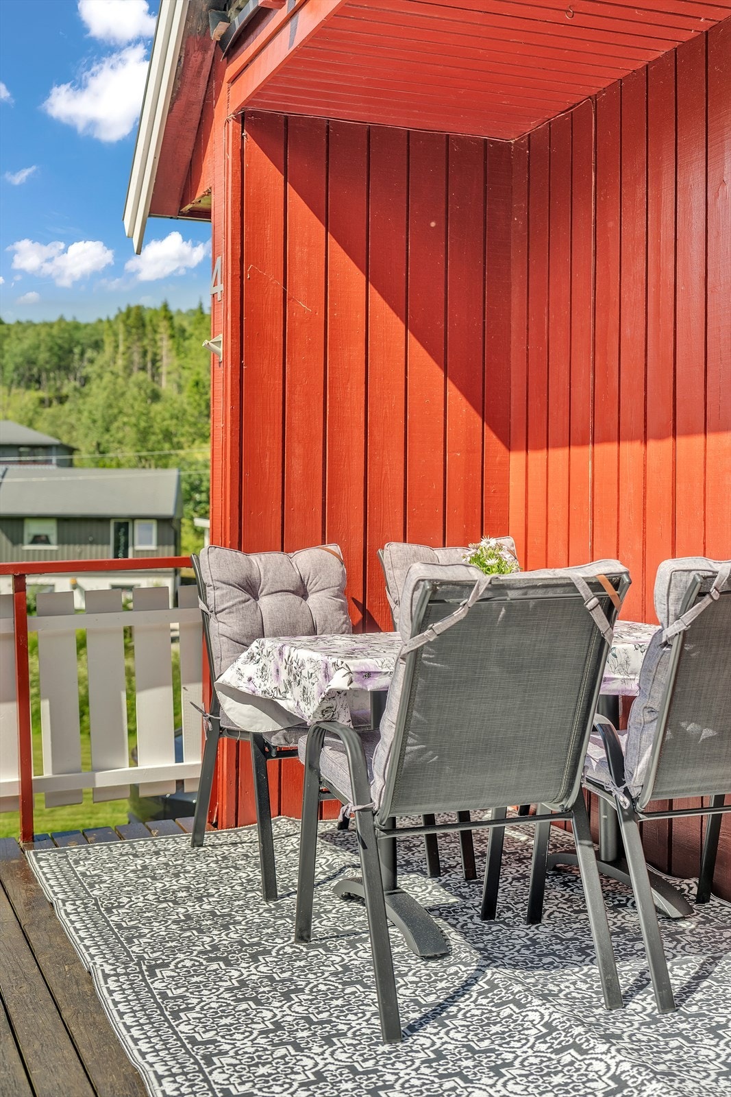 Verandaen har god plass til både sittegruppe og spisebord. Galleribilde