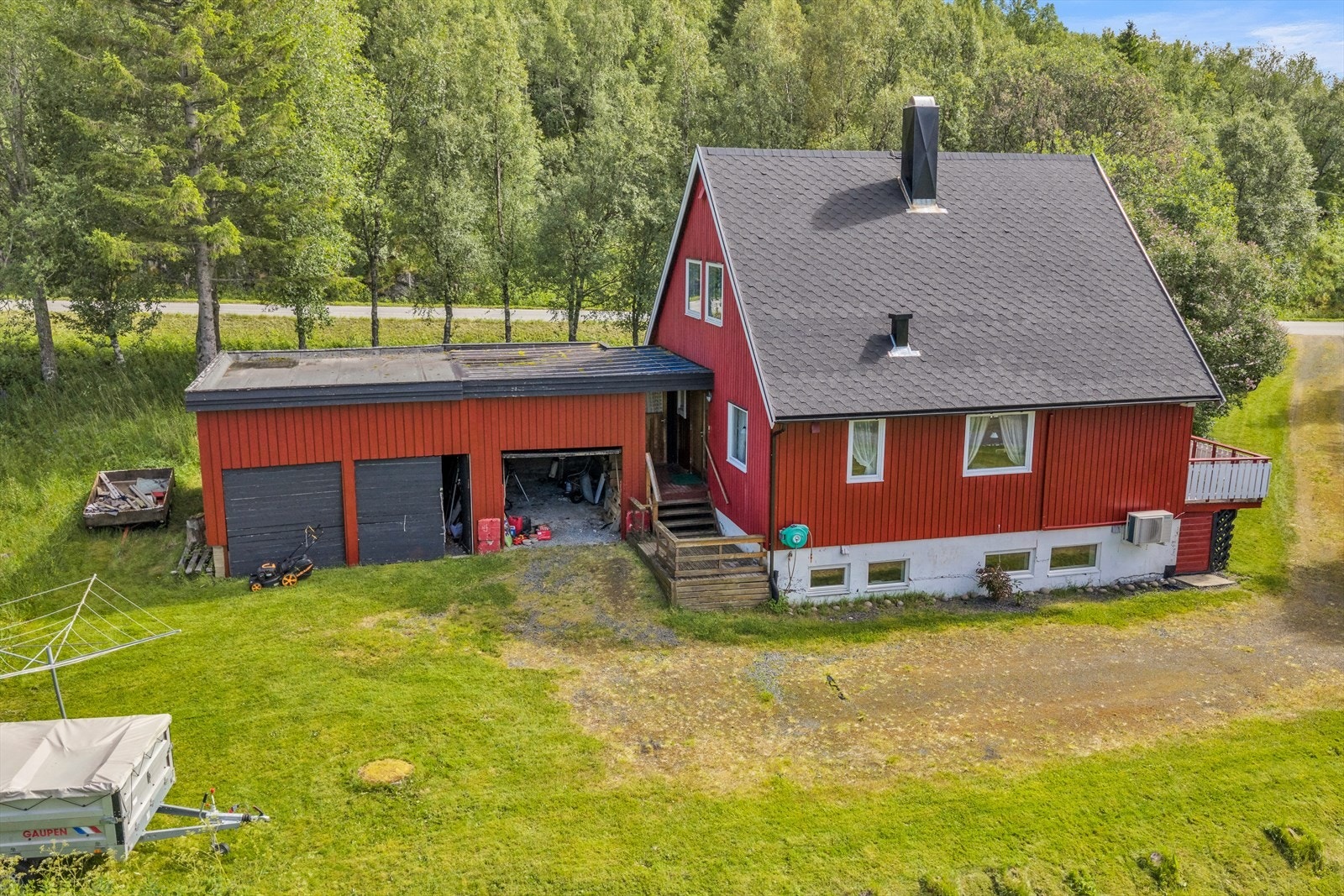 Boligens tak ble oppgradert i 2021 med ny pappshingel, takrenner og pipebeslag. Galleribilde