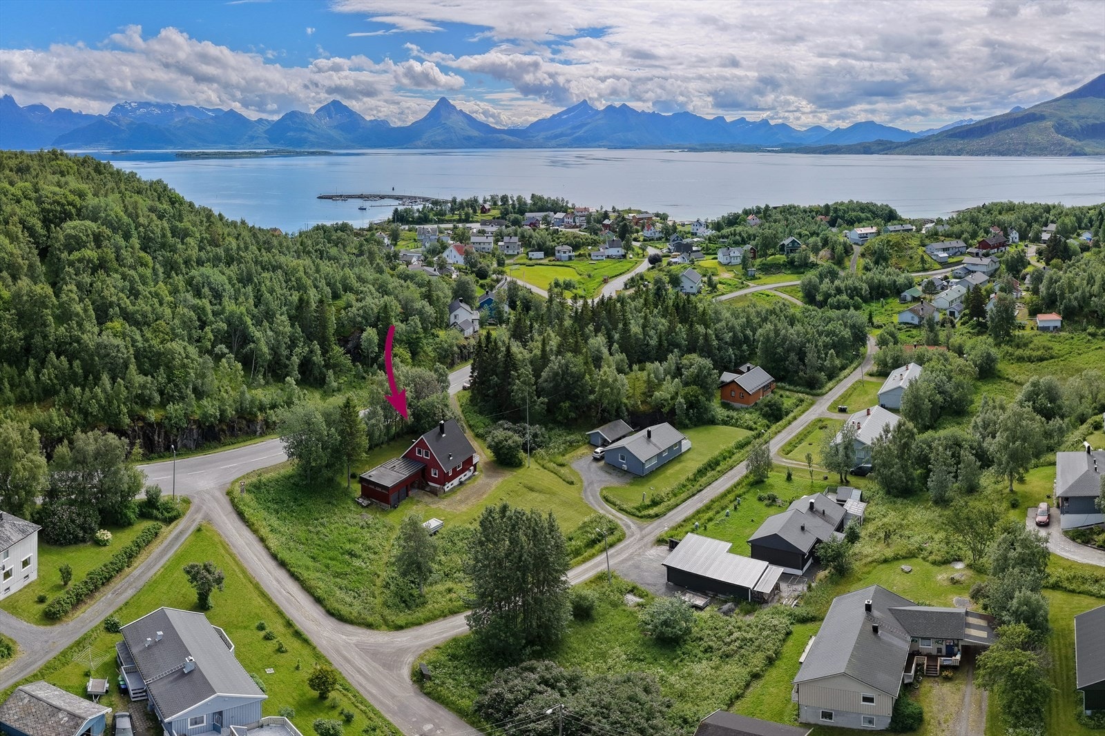 Eiendommen har en sentral beliggenhet i et rolig boligfelt. Galleribilde