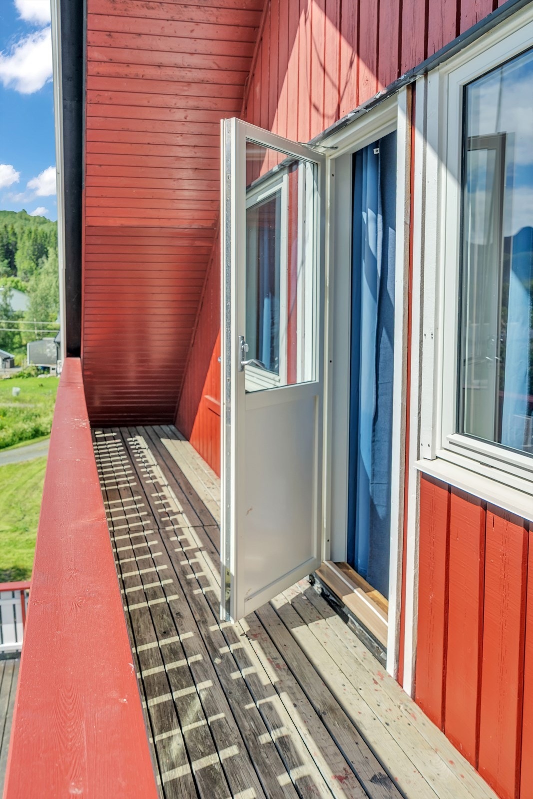 Balkong med utgang fra loftet, med utsikt over nærområdet. Galleribilde