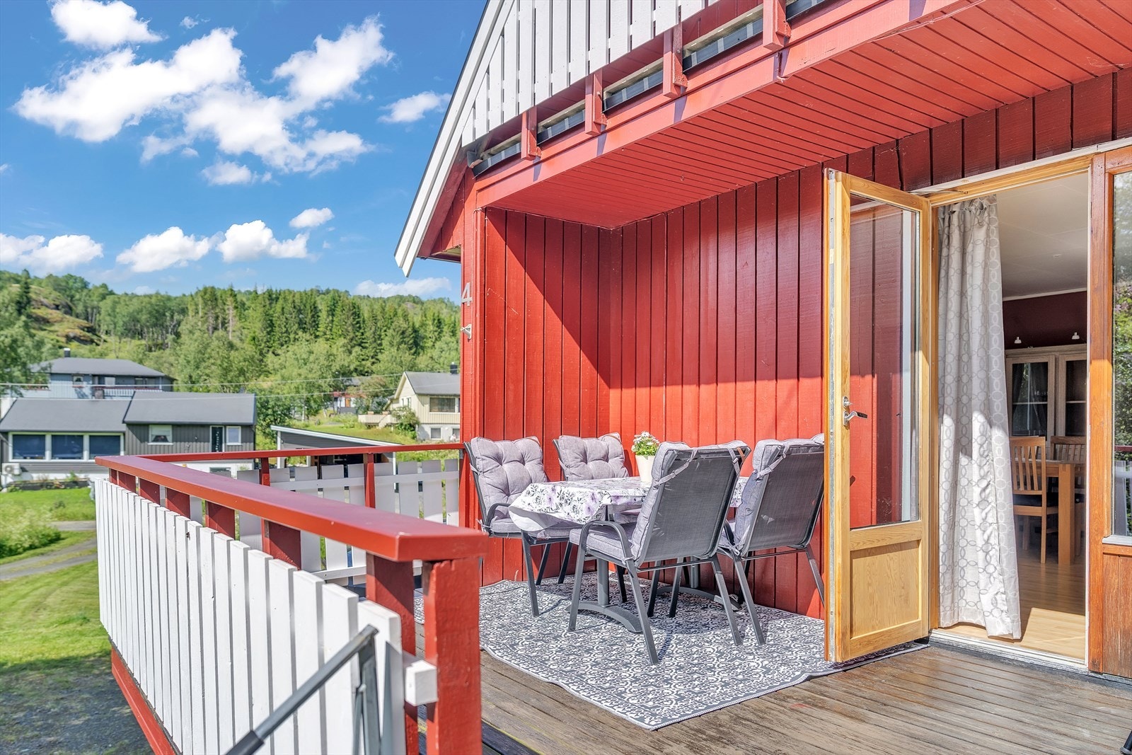 Fra stuen er det direkte utgang til en stor veranda på 24 m². Galleribilde