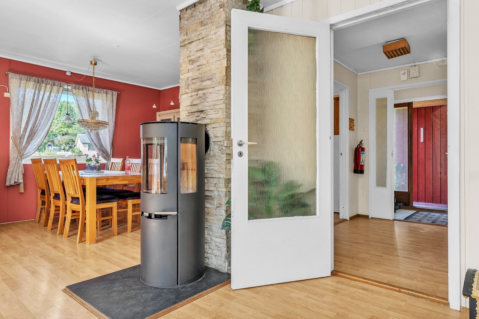 Vedovnen står på et underlag av keramiske fliser og er tilkoblet en Leca elementpipe. Galleribilde