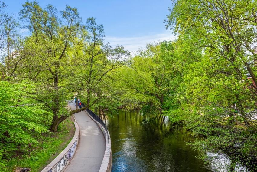 En kort gåtur tar deg ned til Akerselva, med sine sjarmerende turstier, brosteinsgater og uteserveringer langs vannet. Stien langs Akerselva strekker seg fra Oslo sentrum og helt opp til Maridalsvannet. Galleribilde