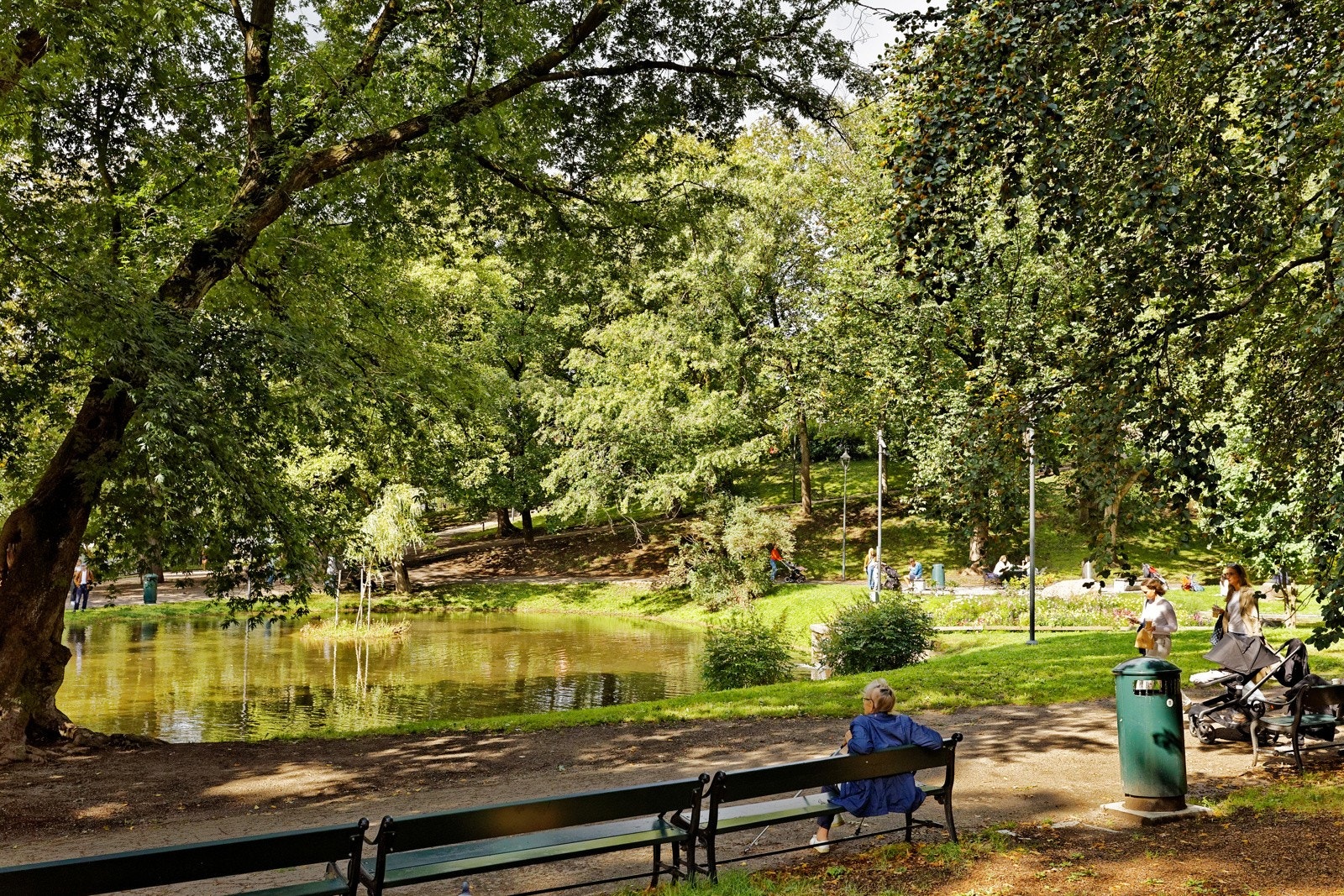 St. Hanshaugen park ligger også like ved. Parken tilbyr turmuligheter for store og små, sommerservering, scene hvor det avholdes konserter, andedam, mange benker å slappe av i, fjordutsikt og mye mer. Galleribilde