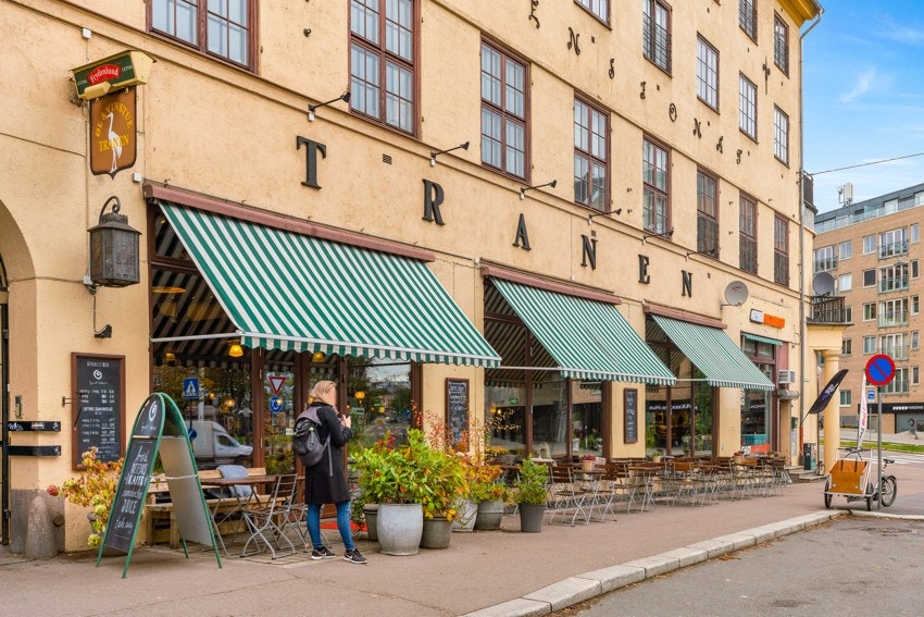 Over gaten finner du Tranen, en hyggelig nabolagsrestaurant med åpent bakeri på dagtid som forvandles til en stemningsfull bar med pizza og god musikk om kvelden. Galleribilde