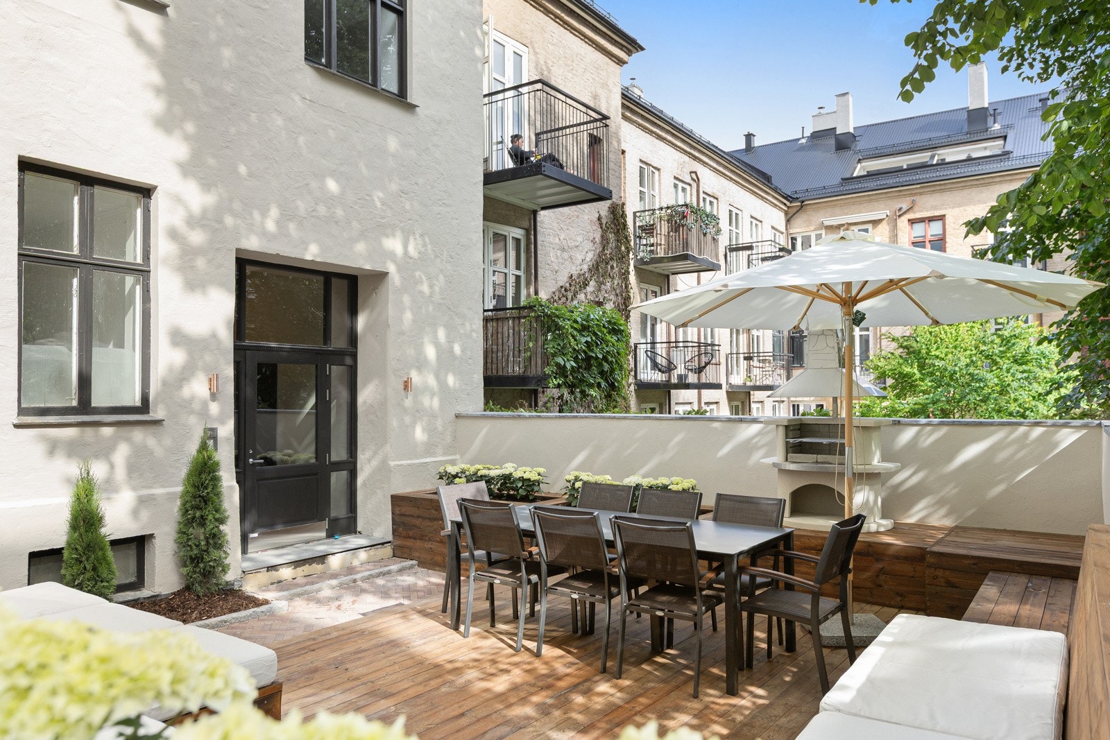Hovedbakgården byr også på frodig beplantning, pizzaovn og strømuttak ved sittebenkene - perfekt dersom en vil trekke ut på solfylte sommerdager Galleribilde
