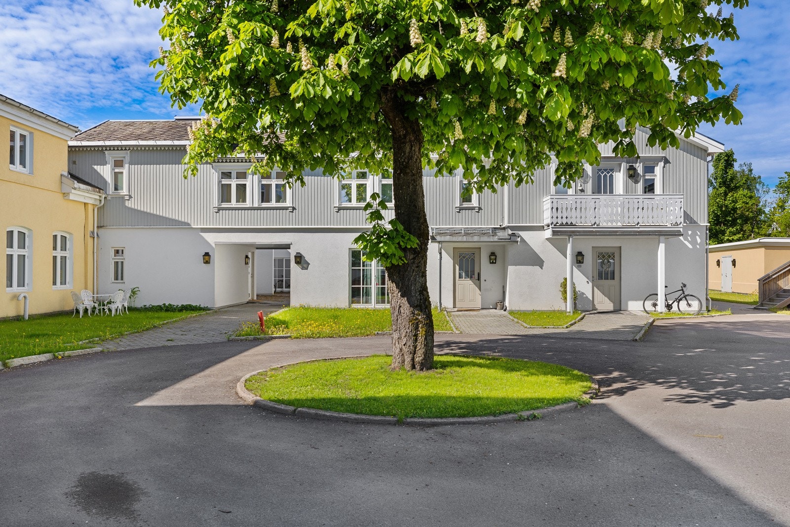 Flott tuntre som danner en liten rundkjøring i gården Galleribilde