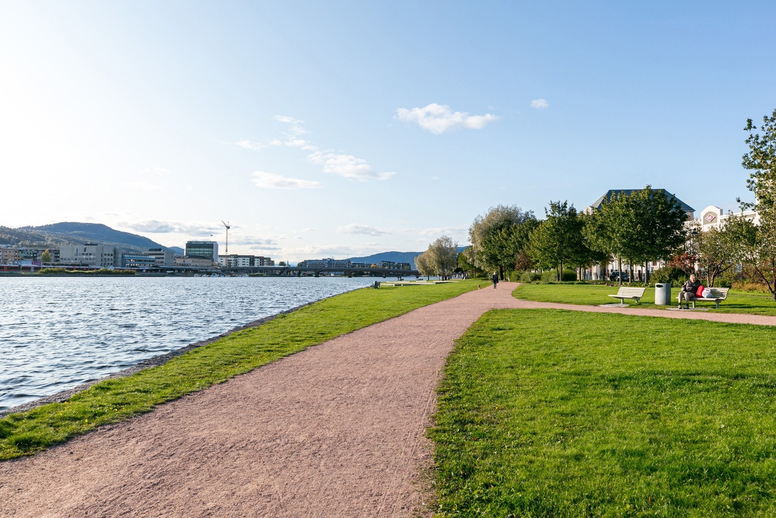 Flotte parkområder langs elva Galleribilde