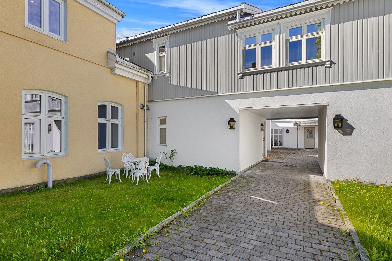Inngang mot boligene i bakgården Galleribilde