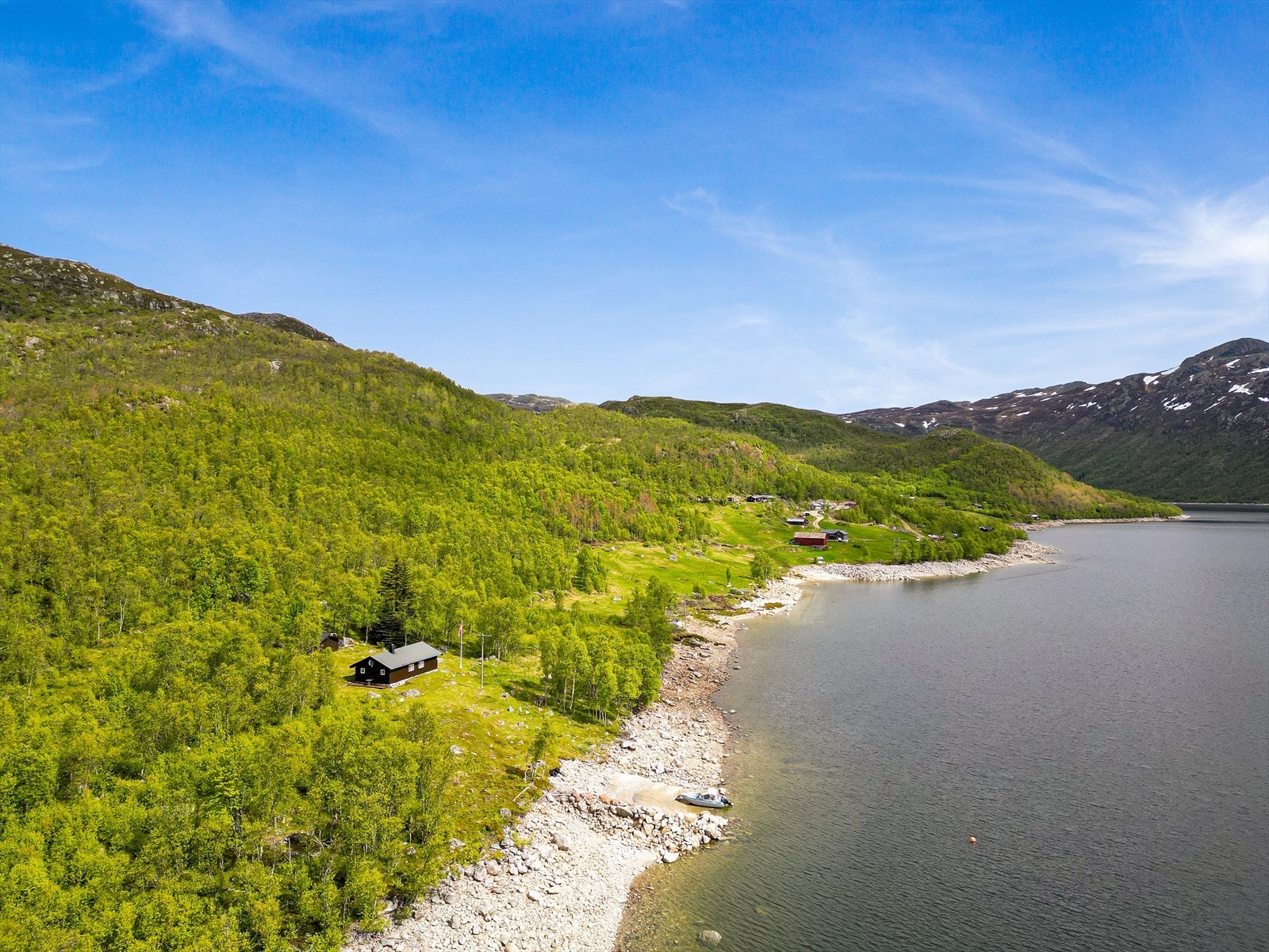 Selger opplyser å betale kr. 5 000,- i året for brønn, fiske og båtfeste. Galleribilde