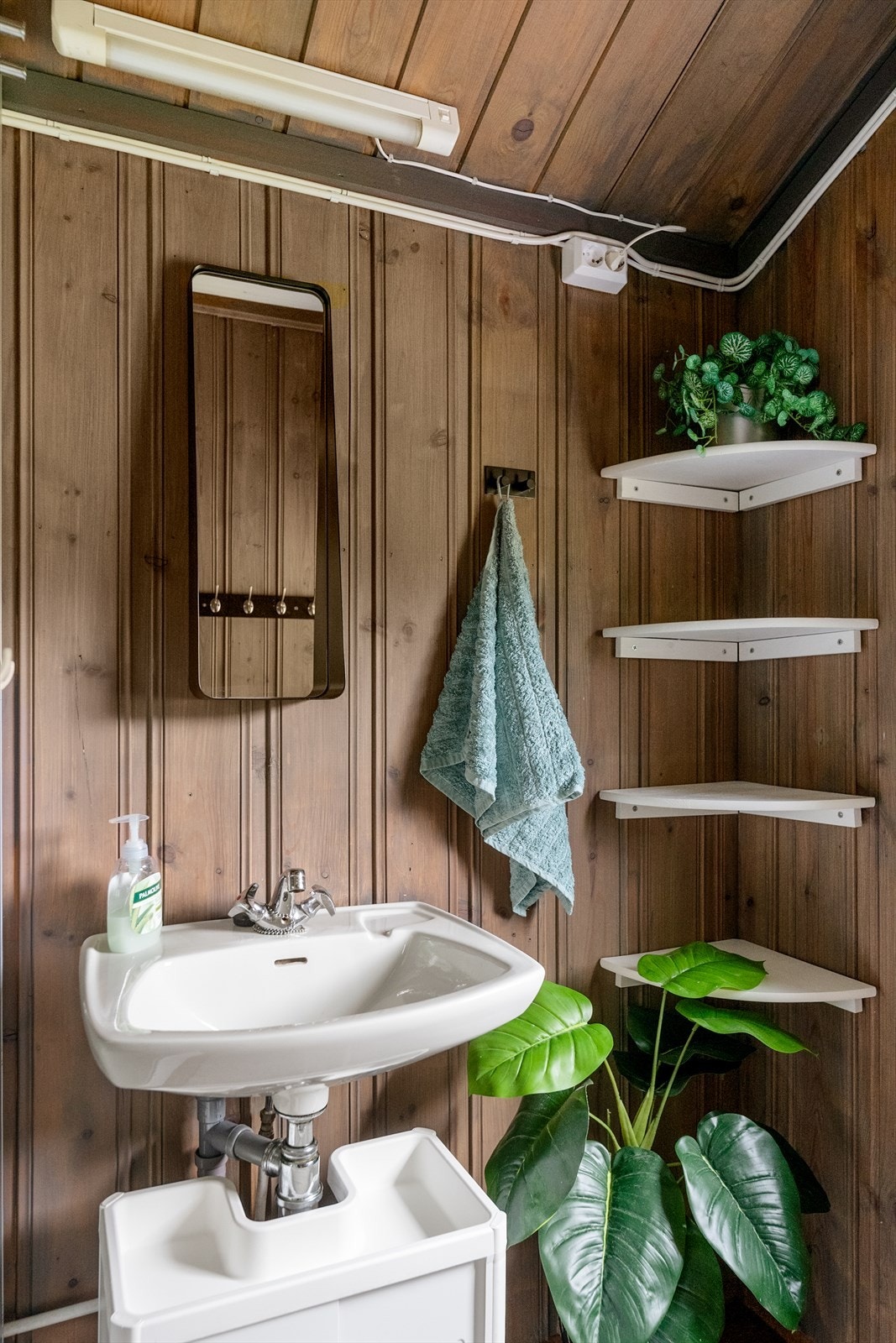 Badet har vinylbelegg på gulv og panelovn. Galleribilde
