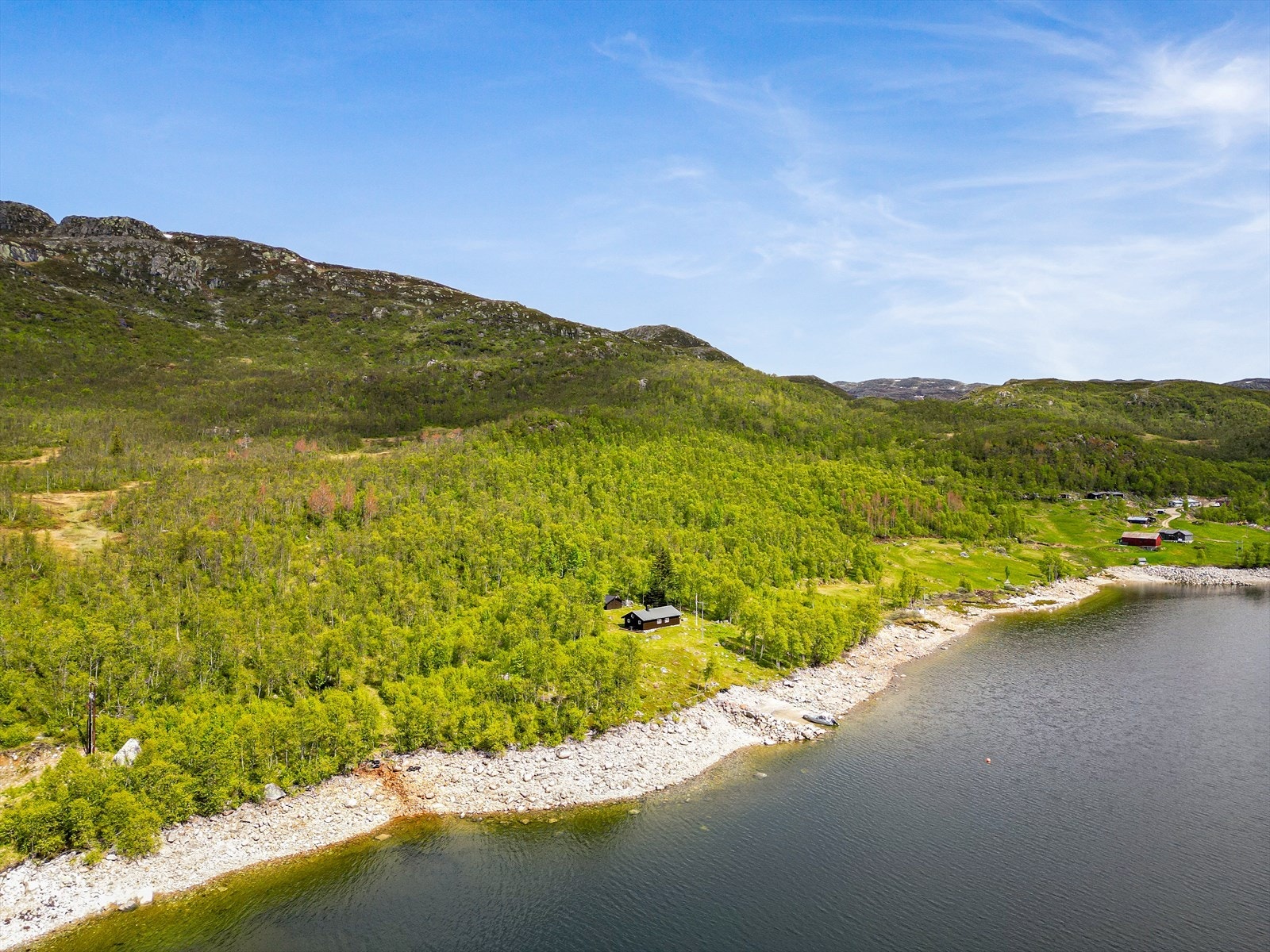 Her er du tett på naturen, med turmuligheter rett utenfor døren, sommer som vinter. Galleribilde