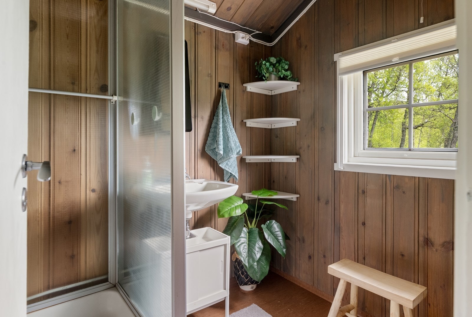 Badet er utstyrt med dusjkabinett, servant og har naturlig ventilering. Galleribilde