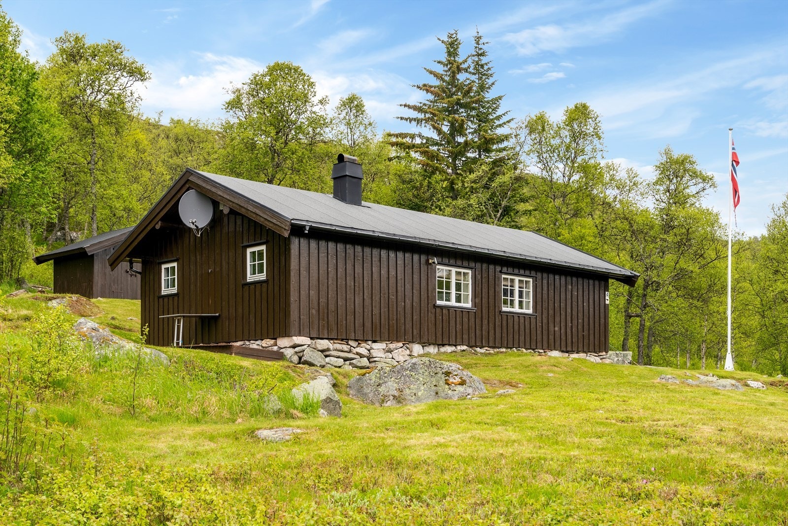 Bygningen er fundamentert på en grunnmur av naturstein, tilpasset terrenget. Galleribilde