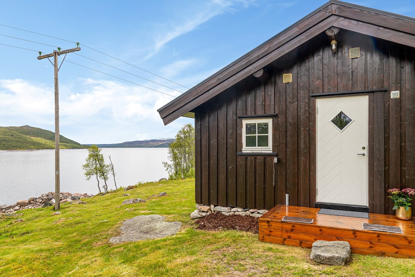 Inngangspartiet har ny ytterdør og en platting, begge etablert i 2021. Galleribilde
