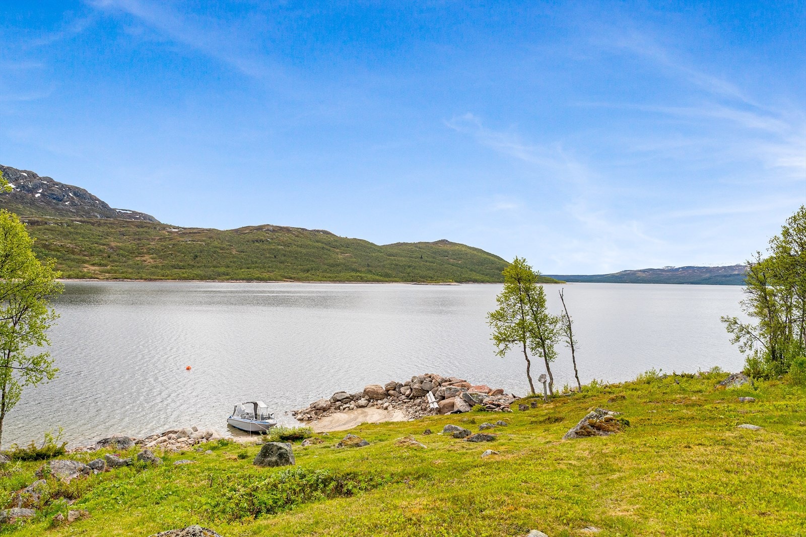 Om sommeren trafikkerer rutebåten M/B Fjellvåken II vatnet mellom Skinnarbu og Mogen Turisthytte. Galleribilde
