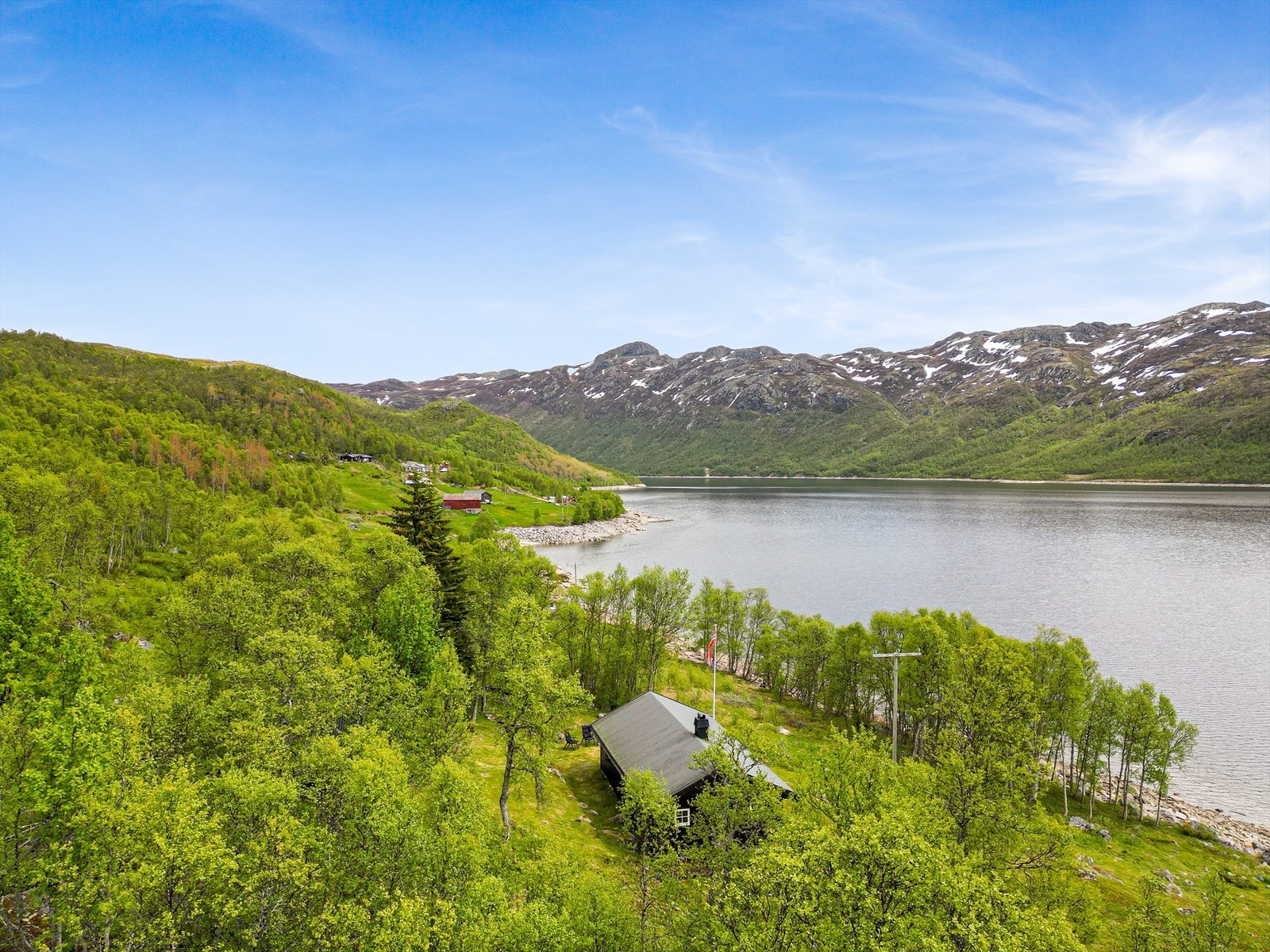 Romslig og idyllisk naturtomt som ligger i et særpreget fjellgårdsområde like ved Møsvatn, med fantastisk utsikt over det glitrende vannspeilet. Galleribilde