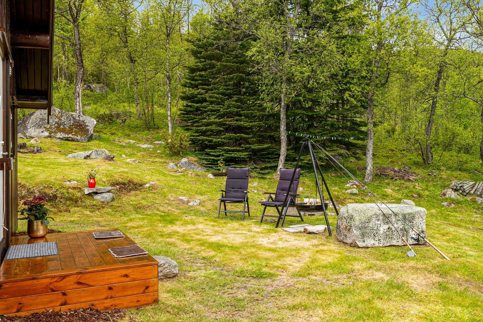 Uteområdet på naturtomten gir god plass til bålpanne og sittegrupper. Galleribilde