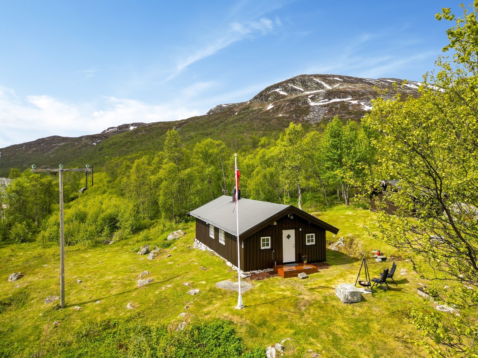 Hytta ligger usjenert til, med fjellandskapet som omkranser eiendommen. Galleribilde