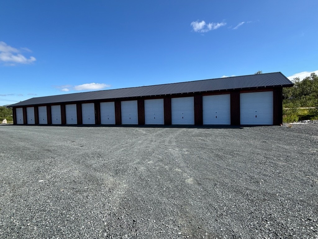 Selger leier garasjeplass på Varland, nr 3 fra høyre. Det kan være mulig å overta leieavtale, men dette må ny eier avtale med utleier og opprinnelig leier etter kjøp. Privat bilde Galleribilde