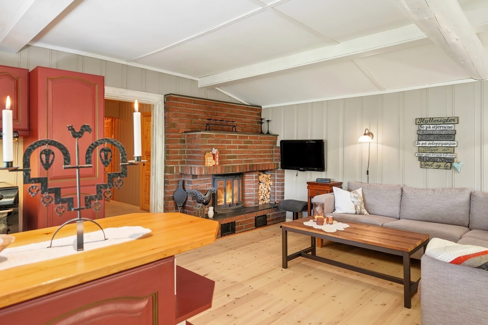 Den åpne planløsningen gir god plass til både sofagruppe og spisebord, og legger til rette for hyggelige stunder med familie og venner. Galleribilde