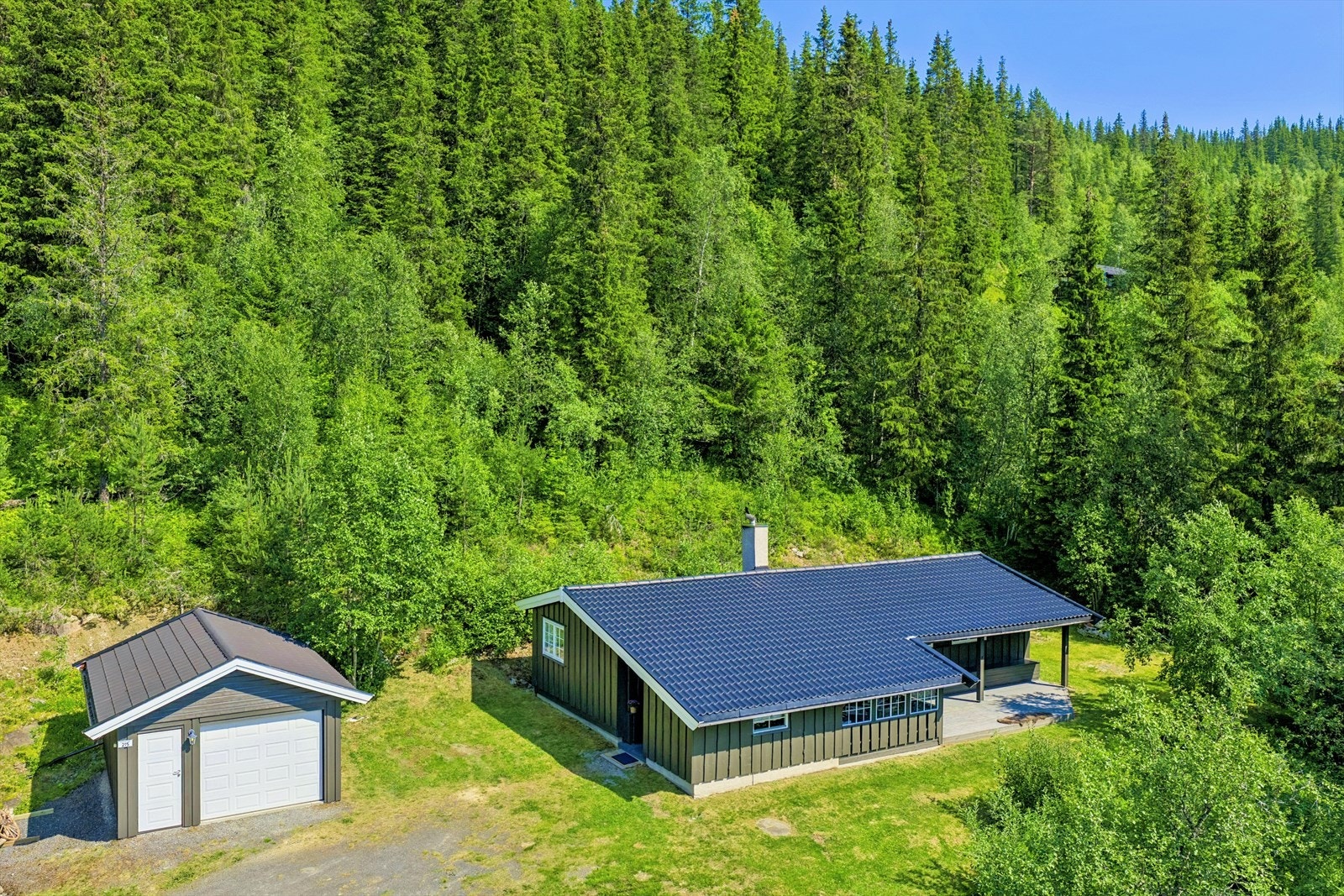 På tomten er det også en frittstående, uisolert garasje oppført i 2007. Galleribilde