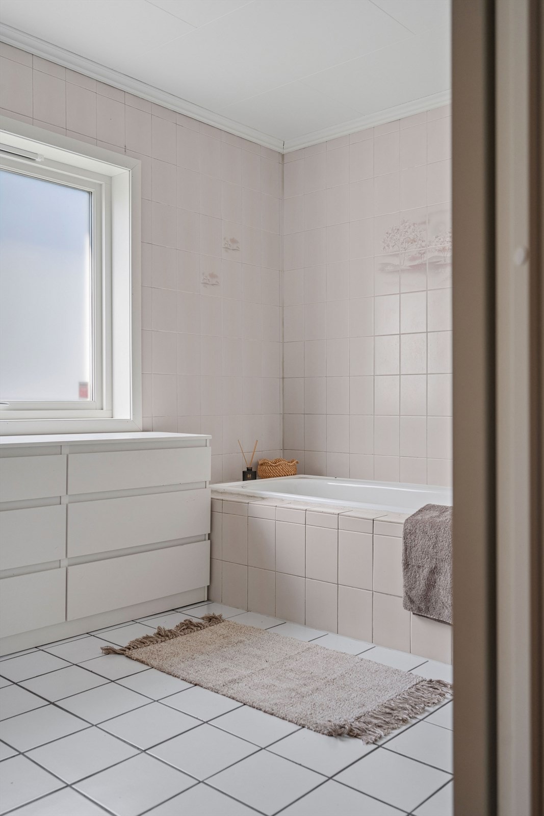Innredning med nedfelt servant og god oppbevaringsplass. Galleribilde