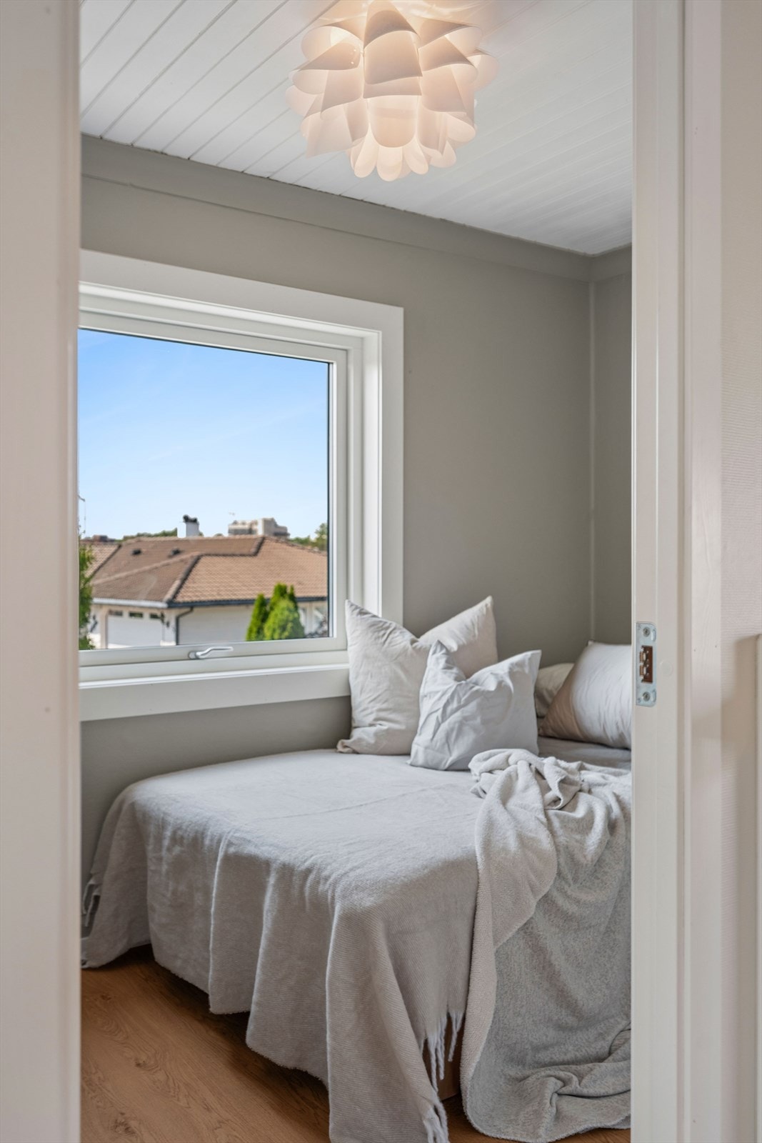 Vinduet gir godt med dagslys inn i rommet. Galleribilde