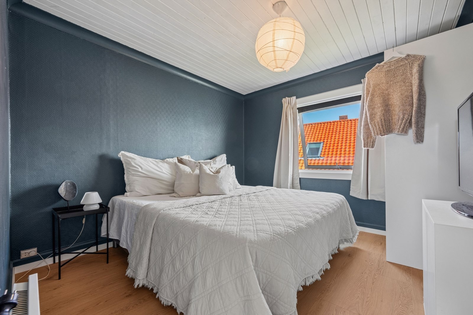 Soverom med tapetserte vegger og panel i taket. Galleribilde