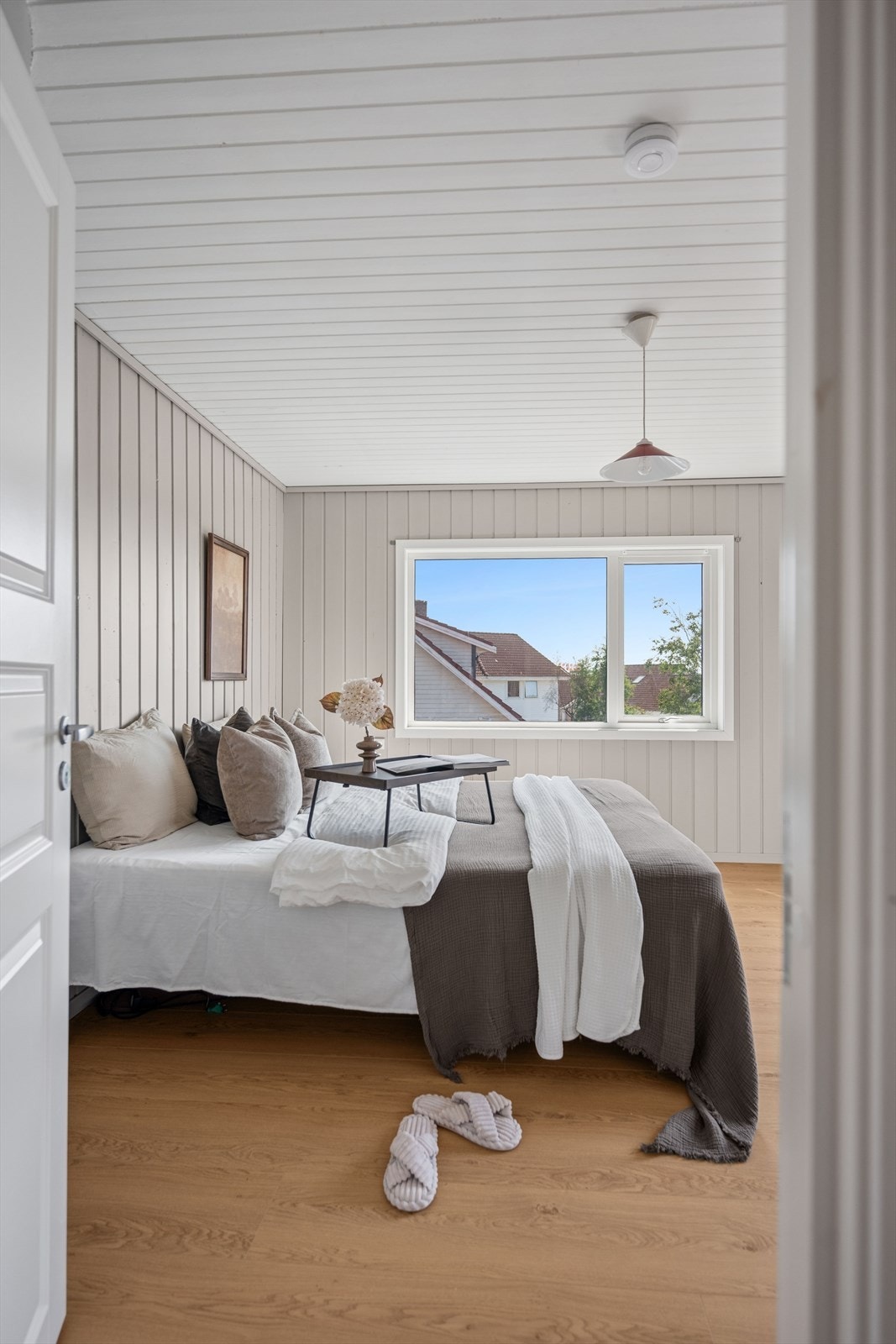 Innvendig har boligen malte fyllingsdører. Galleribilde