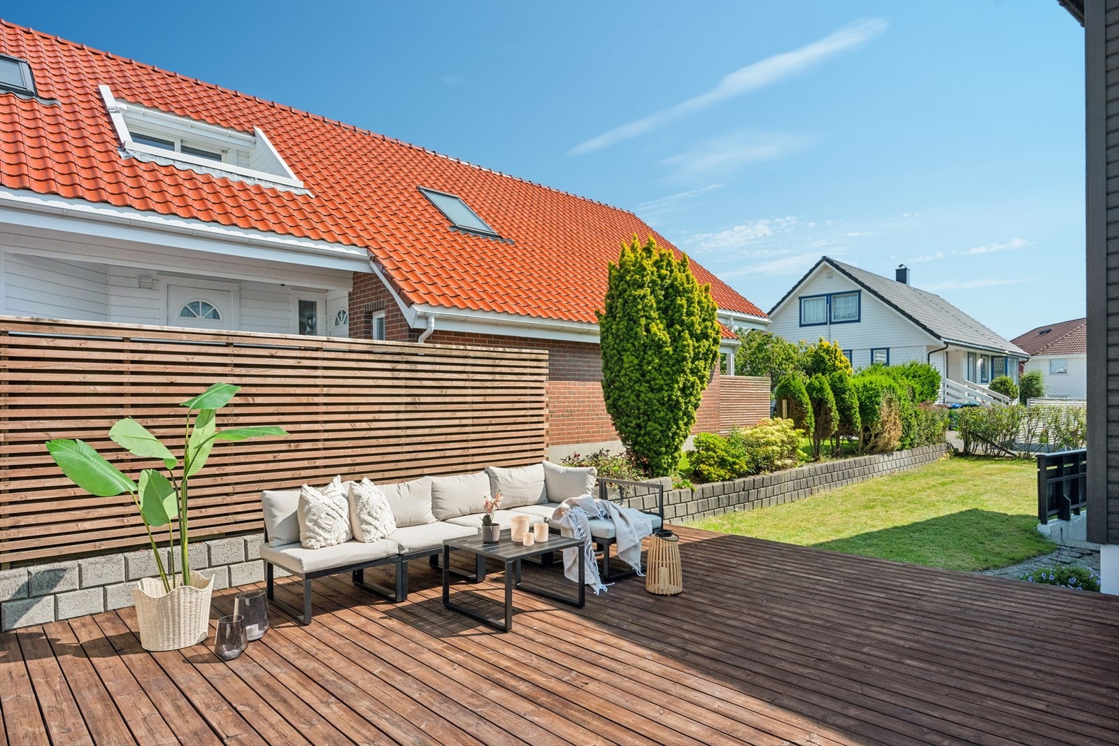 Fra stuen er det utgang til en stor terrasse og hage. Galleribilde
