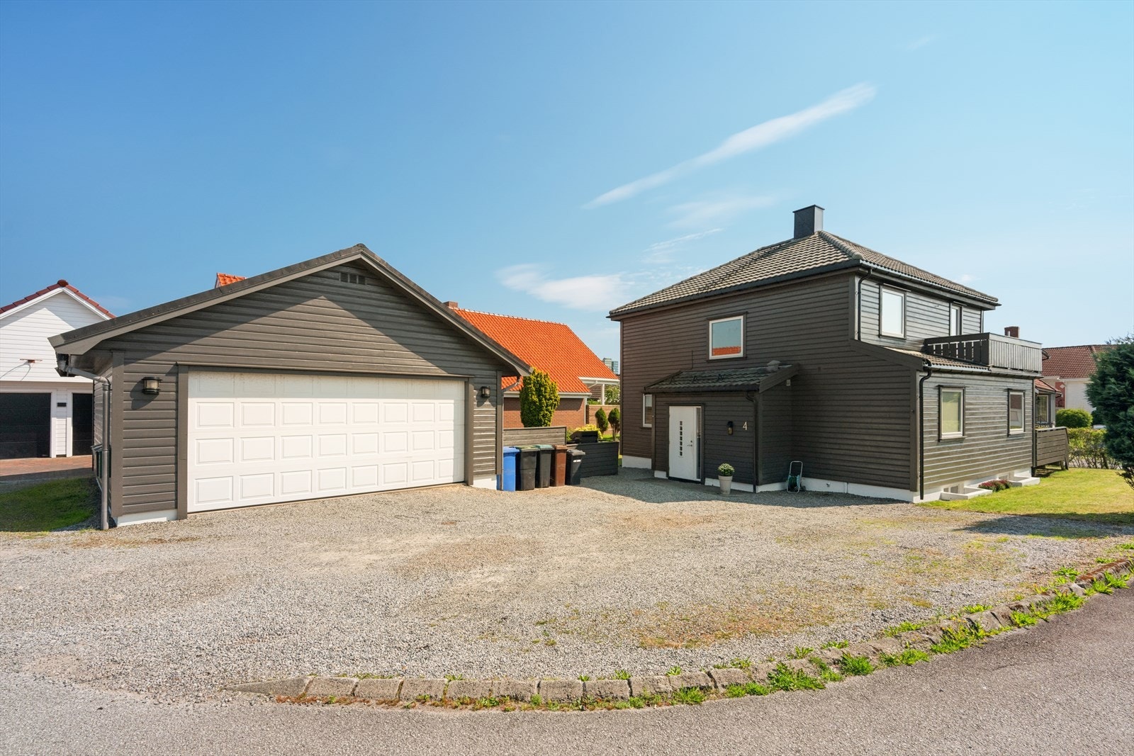 Eiendommen har en frittstående garasje på 41 m², oppført i 2004. Galleribilde