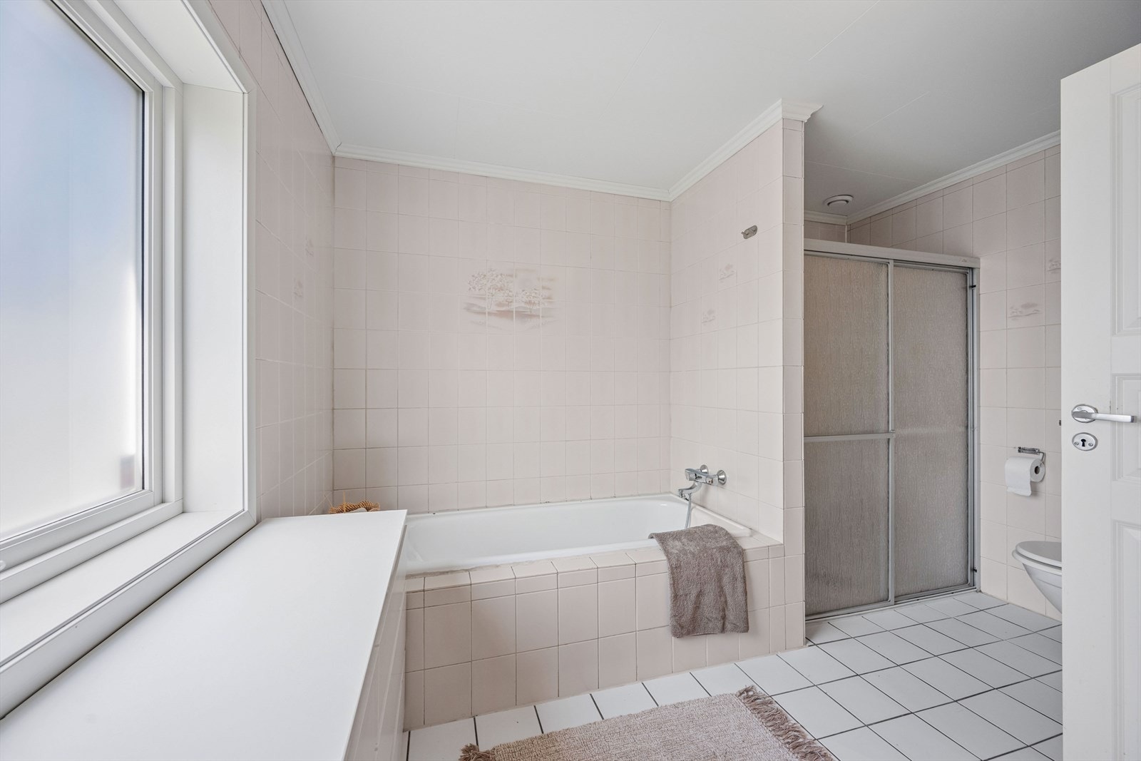Rommet er utstyrt med både dusjkabinett og badekar. Galleribilde
