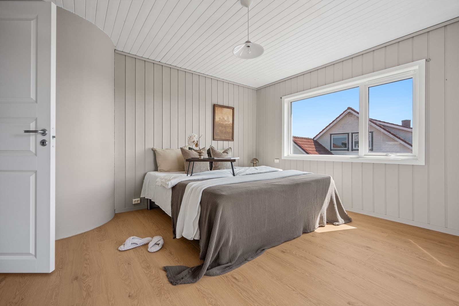 Fra dette soverommet er det utgang til balkongen. Galleribilde