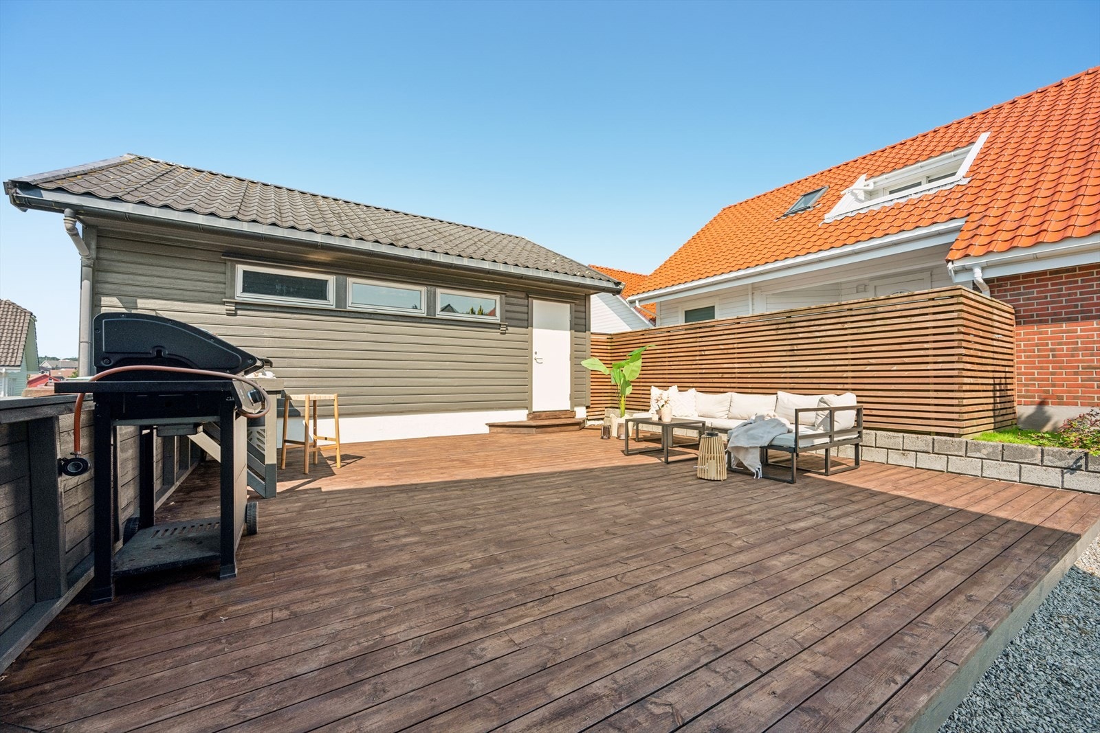 Terrassen binder sammen uteområdet med garasjen. Galleribilde