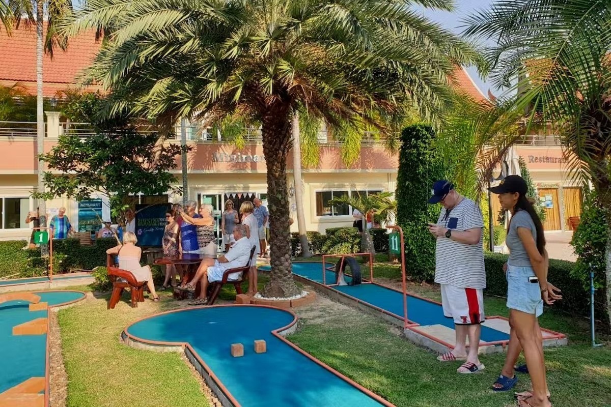 Mini golf ved Service bygget Galleribilde