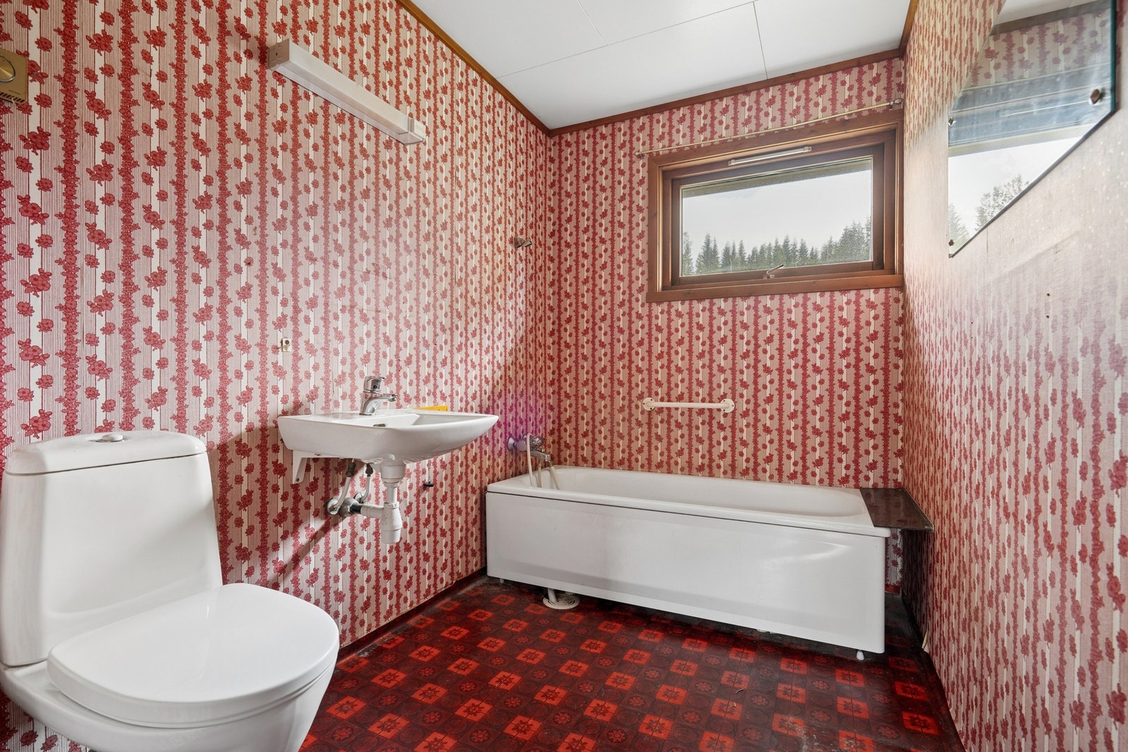 Bad i hovedetasjen utstyrt med badekar, toalett og servant Galleribilde