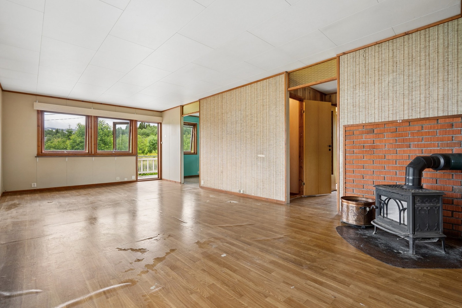 Fra stuen er det direkte utgang til en av boligens terrasser Galleribilde