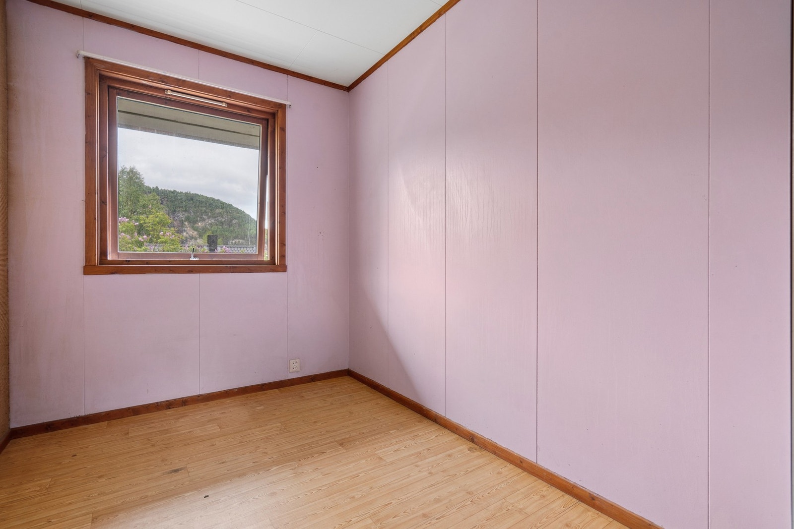 Soverom med plass til seng og oppbevaringsmøbler Galleribilde
