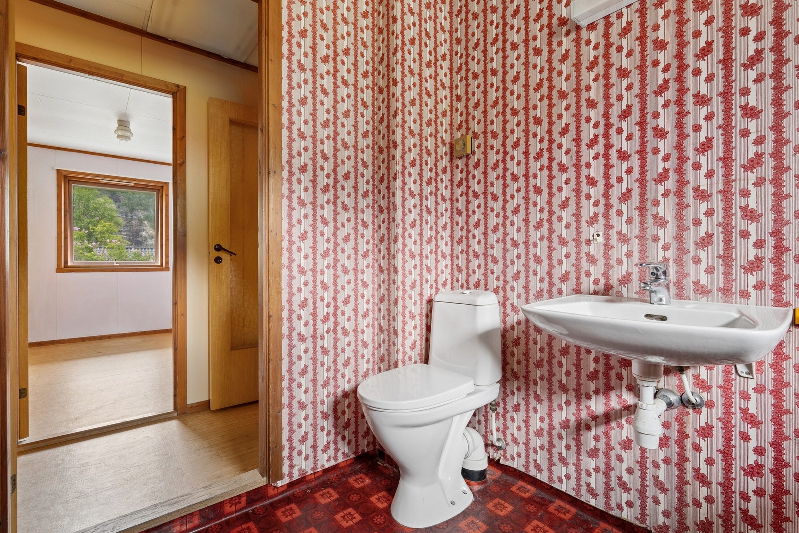 Badet ligger i tilknytning til gangen og soverommene Galleribilde