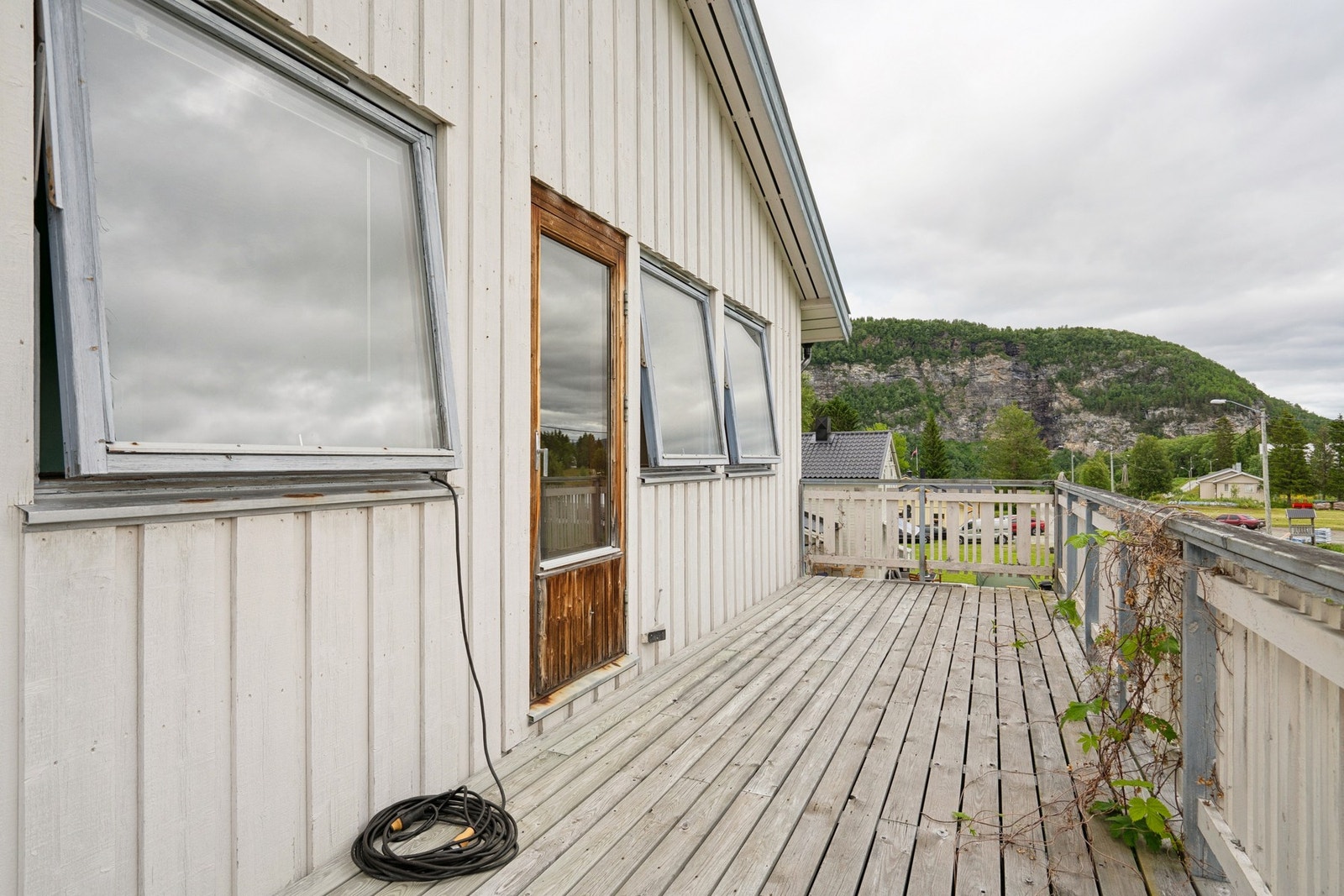 Terrasse med adkomst fra stuen i hovedetasjen Galleribilde