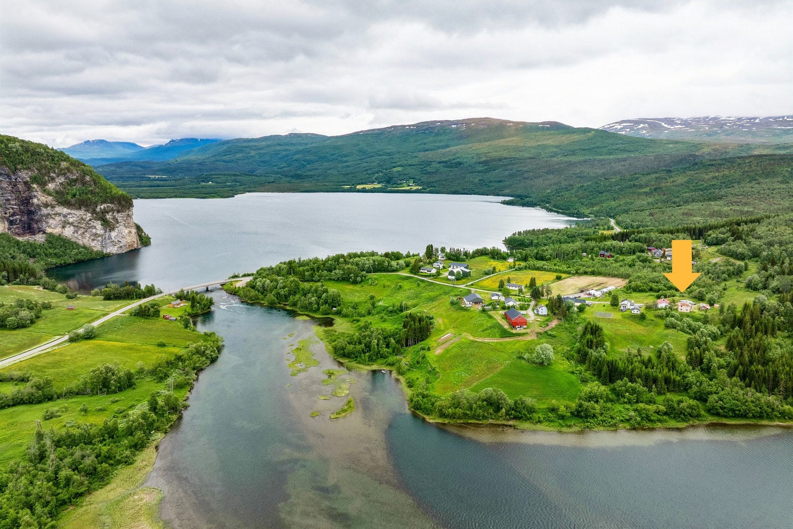 EiendomsMegler 1 v/ Bente Norhild Larsen har gleden av å ønske velkommen til Strokkenes 51 - Foto: EFKT Galleribilde