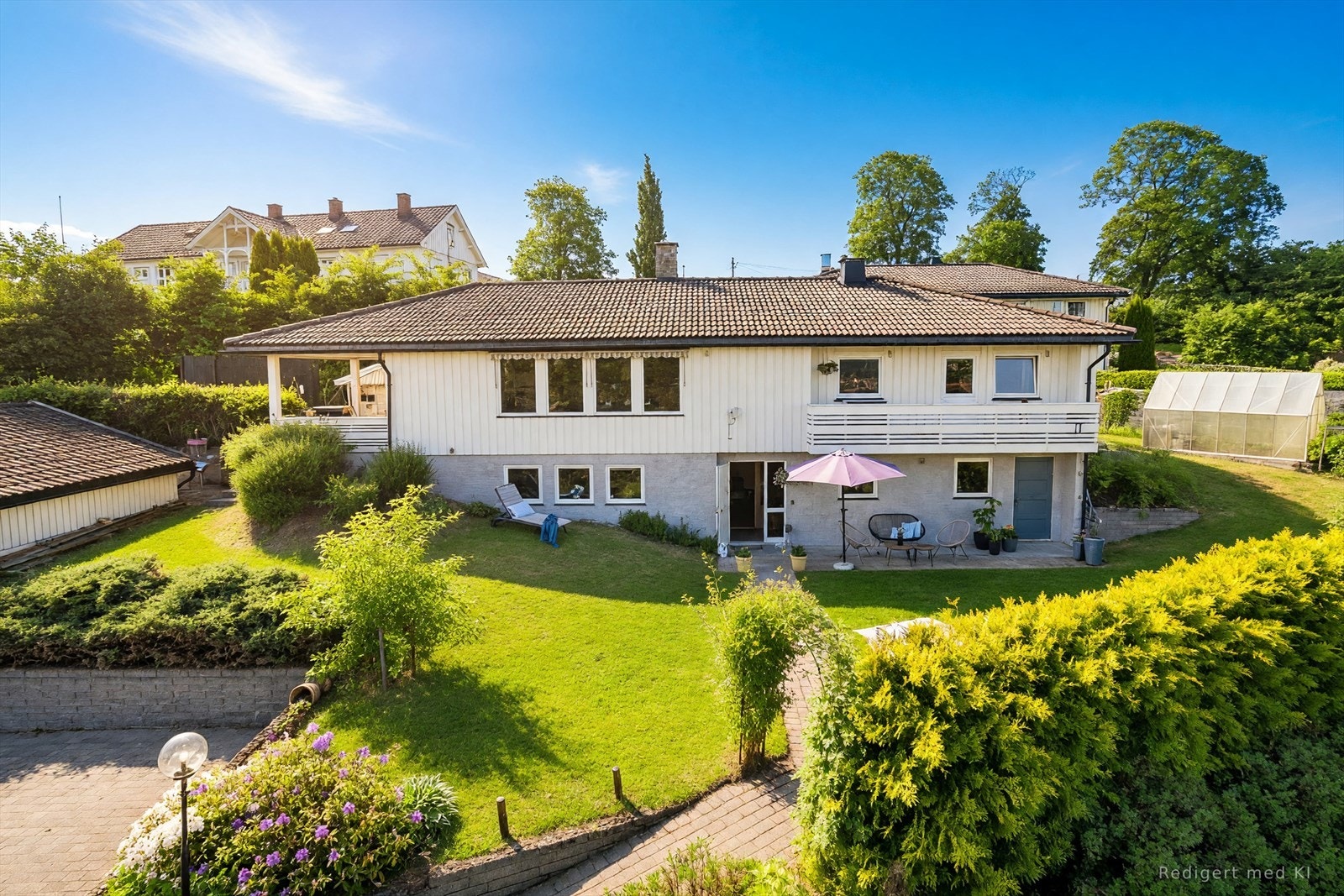 Velkommen til Doblougbakken 17! Eiendommen har en høytliggende og tilbaketrukket plassering, med vakkert utsyn over Kongsvinger by og landskapet rundt. Galleribilde