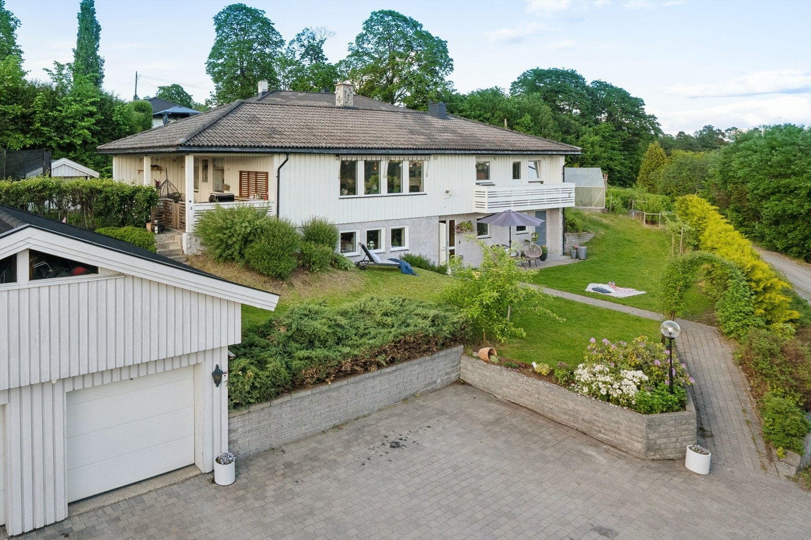 Huset er plassert høyt opp på tomten slik at du får den største delen av hagen på framsiden. Galleribilde
